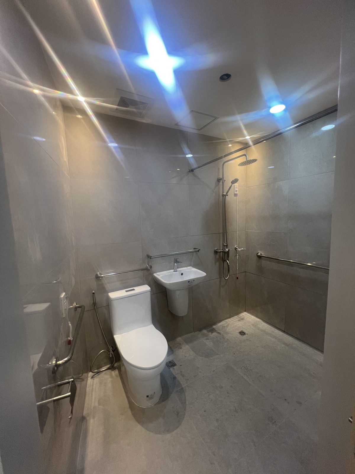 Patient Room – Ceiling & Wall Works